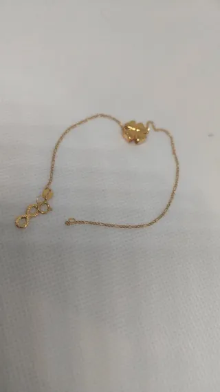 minimalista pulsera de oro con trébol