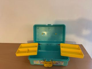 Máquina de coser a pilas y costurero de juguetes