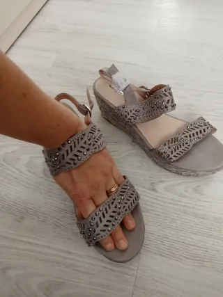 Sandalias Plataforma gris y Plateadas