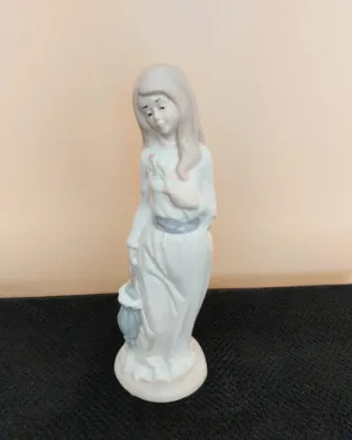 Figura porcelana niña flores clásico.