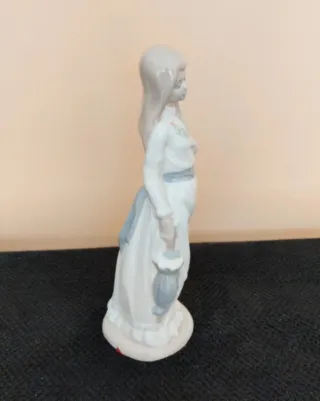 Figura porcelana niña flores clásico.