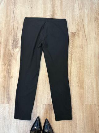Clásico pantalón negro de pinzas - Zara M