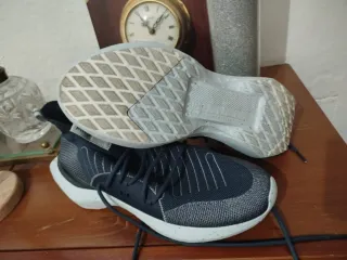 Zapatillas deportivas azules y blancas