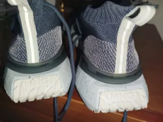 Zapatillas deportivas azules y blancas