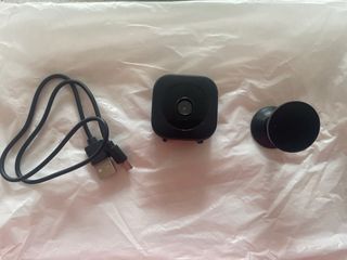 Cámara de seguridad negra con cable USB