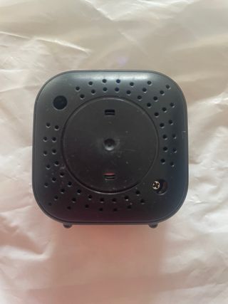 Cámara de seguridad negra con cable USB