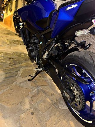 Yamaha MT-09 Negra y Azul 2025