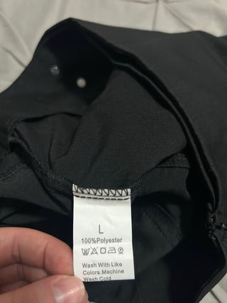 Calças pretas com fecho lateral