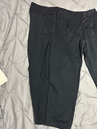 Calças pretas com fecho lateral