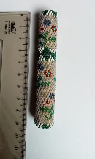 Estuche antiguo porta agujas con microcuentas