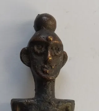 Figura metálica antigua