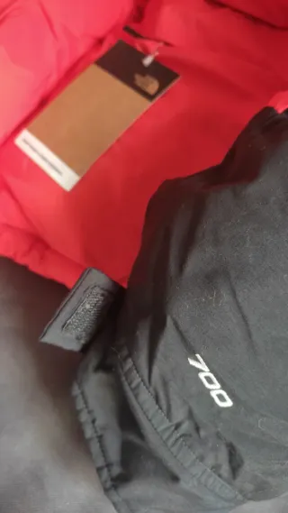 The North Face plumífero rojo y negro