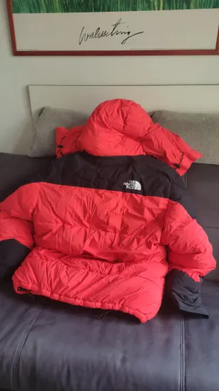 The North Face plumífero rojo y negro