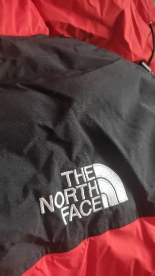The North Face plumífero rojo y negro