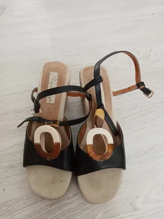 Sandalias plataforma negras con detalle