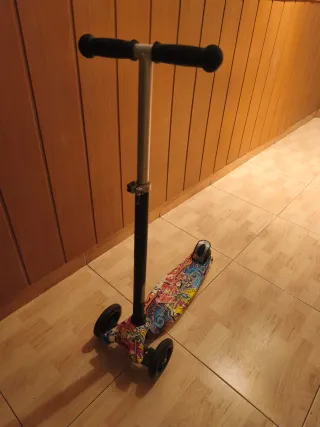 Monopatín 3 ruedas graffiti con freno