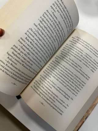 Bajo cielos lejanos libro