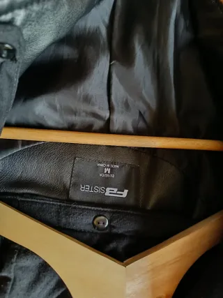 Chaqueta sintética con capucha