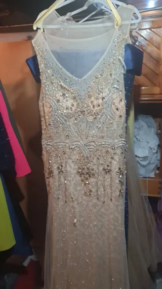 Vestido verde con plumas y peventosedrería