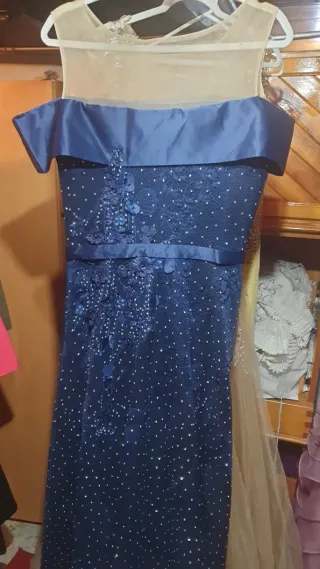 Vestido verde con plumas y peventosedrería