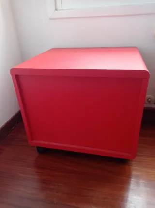 Mesita de noche roja con ruedas