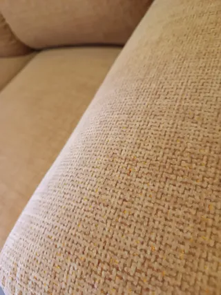 Sofá biplaza cómodo tono amarillo