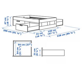 Cama blanca con cajones de madera