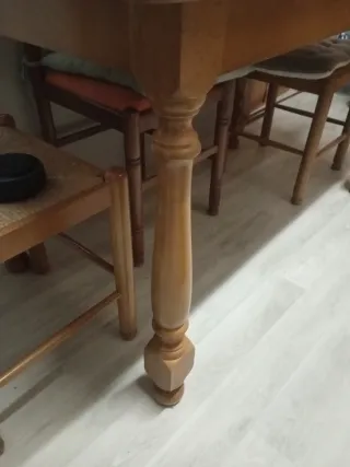 Mesa de madera maciza con 2 sillas