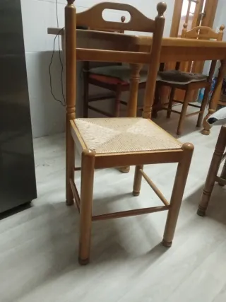 Mesa de madera maciza con 2 sillas