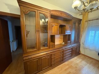 Mueble de salón de madera con vitrinas