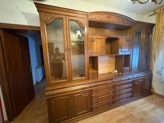 Mueble de salón de madera con vitrinas
