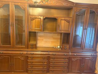 Mueble de salón de madera con vitrinas