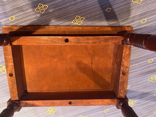 Elegante mesita auxiliar de madera