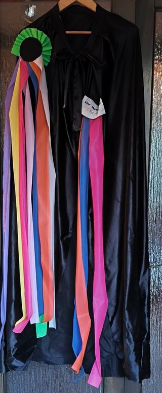 Capa Tuno Negra con Cintas Multicolor