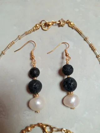Collar, pulsera y pendientes perlas y lava