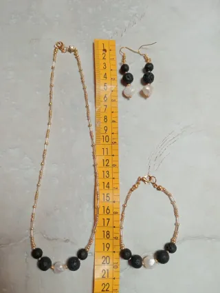 Collar, pulsera y pendientes perlas y lava