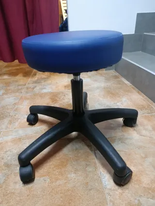 Taburete regulable con ruedas