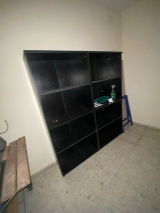 Estantería de madera negra