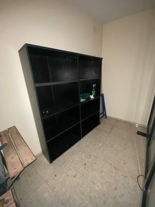 Estantería de madera negra