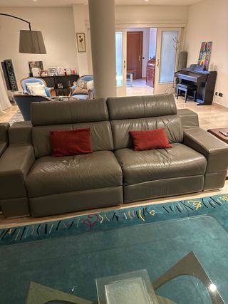 Sofá de piel gris para 3 personas, eléctrico.