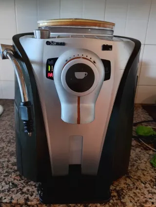 Cafetera Saeco Plata y Negra