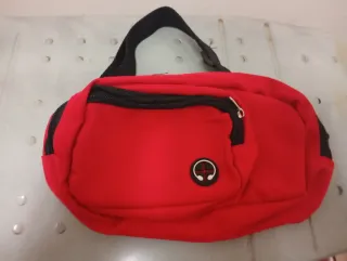 Riñonera roja con logo