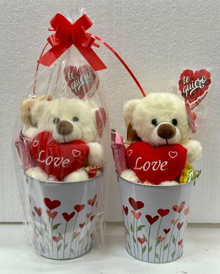 Se venden tartas para san Valentín, cestas, osos