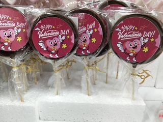 Se venden tartas para san Valentín, cestas, osos
