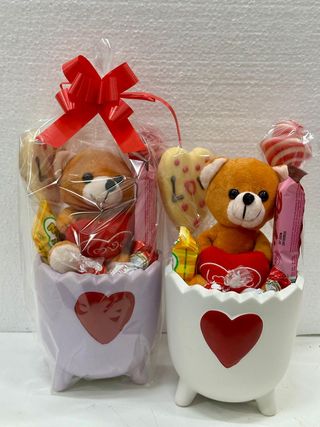 Se venden tartas para san Valentín, cestas, osos