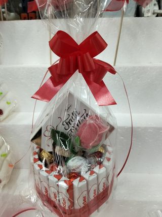 Se venden tartas para san Valentín, cestas, osos