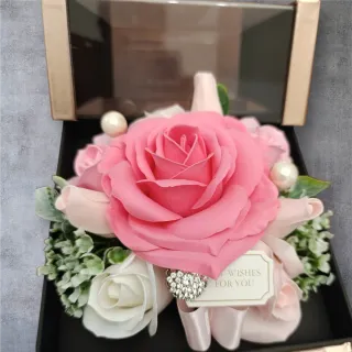 Scatola regalo fiori e cassetto gioielli oro rosa