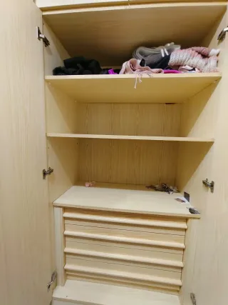 Armario de madera color beige y marrón