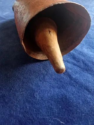 Cencerro antiguo fabricado artesanal  metal-madera