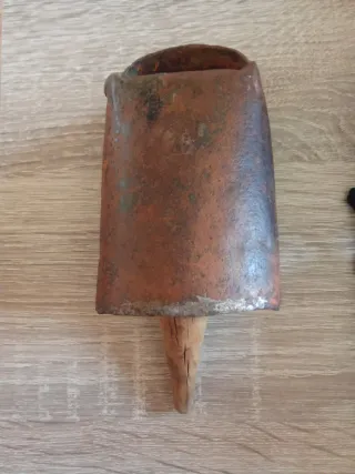 Cencerro antiguo fabricado artesanal  metal-madera